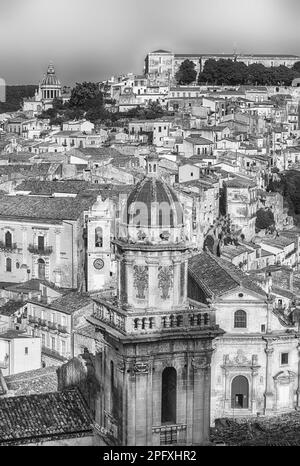 Vue panoramique de Ragusa Ibla, qui abrite un large éventail d'architecture baroque et le pittoresque quartier inférieur de la ville de Ragusa, en Italie Banque D'Images