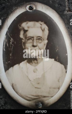 Une photo en noir et blanc d'une dame âgée du 1900s. Banque D'Images