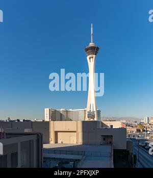 Une photo de l'hôtel STRAT, du casino et du SkyPod vu du toit d'un autre hôtel à proximité. Banque D'Images