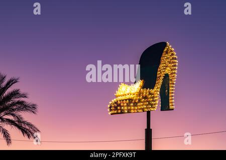 Une photo d'une grande chaussure au néon, qui fait partie du musée Neon de Las Vegas, au coucher du soleil. Banque D'Images