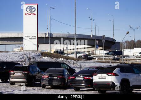 Moscou, Russie. 18th mars 2023. Toyota centre à Moscou. Les actifs russes de Toyota peuvent être transférés à l'entité d'État russe NAMI, le ministre russe de l'Industrie et du Commerce, Denis Manturov, a été cité comme disant. Dans ce contexte, l'usine de Saint-Pétersbourg du constructeur automobile japonais Toyota peut être transférée à l'État russe. Crédit : SOPA Images Limited/Alamy Live News Banque D'Images