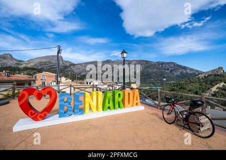 Route à vélo dans le village de Beniarda, Alicante, Espagne Banque D'Images