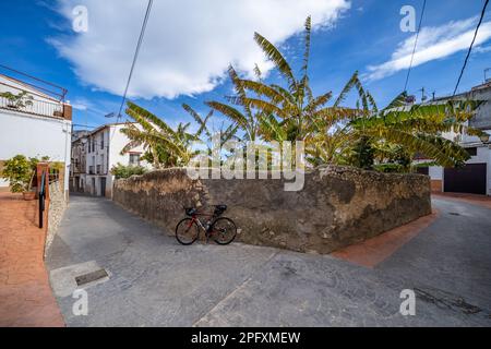 Route à vélo dans le village de Beniarda, Alicante, Espagne Banque D'Images