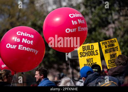 Washington DC, États-Unis. 18th mars 2023. (230319) -- WASHINGTON, D.C., 19 mars 2023 (Xinhua) -- des manifestants se rassemblent lors de la manifestation anti-guerre à Washington, D.C., aux États-Unis, au 18 mars 2023. Des centaines de manifestants se sont rassemblés devant la Maison-Blanche à Washington, DC, samedi après-midi pour demander un arrêt aux guerres sans fin des États-Unis et à la « machine de guerre », deux jours avant le 20th anniversaire de l'invasion de l'Irak par les États-Unis. Les manifestants de Washington appellent à l'arrêt des guerres américaines sans fin, la réflexion sur l'invasion de l'Irak ' (Xinhua/Liu Jie) crédit: Liu Jie/Xinhua/Alay Live News crédit: X Banque D'Images