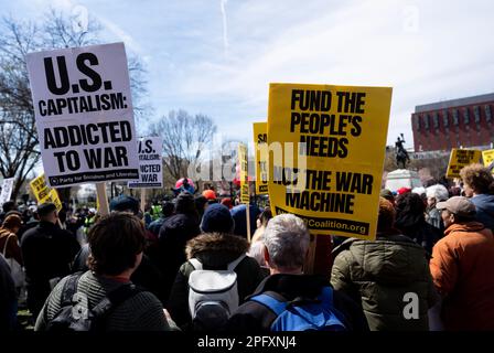 Washington DC, États-Unis. 18th mars 2023. (230319) -- WASHINGTON, D.C., 19 mars 2023 (Xinhua) -- des manifestants se rassemblent lors de la manifestation anti-guerre à Washington, D.C., aux États-Unis, au 18 mars 2023. Des centaines de manifestants se sont rassemblés devant la Maison-Blanche à Washington, DC, samedi après-midi pour demander un arrêt aux guerres sans fin des États-Unis et à la « machine de guerre », deux jours avant le 20th anniversaire de l'invasion de l'Irak par les États-Unis. Les manifestants de Washington appellent à l'arrêt des guerres américaines sans fin, la réflexion sur l'invasion de l'Irak ' (Xinhua/Liu Jie) crédit: Liu Jie/Xinhua/Alay Live News crédit: X Banque D'Images