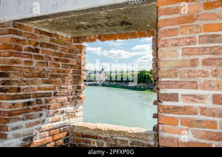 Fenêtre sur le pont de Castelvecchio avec vue sur la rivière Adige à Vérone, Italie Banque D'Images