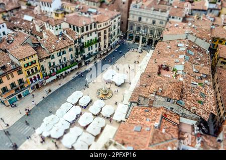 VÉRONE, ITALIE - MAI 31 : vue aérienne sur la Piazza delle Erbe, Vérone, Italie, 31 mai,2014. Une des places les plus populaires de Vérone, il est toujours utilisé comme Banque D'Images