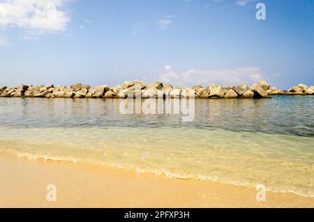 Plage de Pizzo sur la côte thyrrenienne en Calabre, Italie Banque D'Images