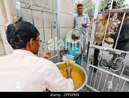 Delhi, Inde, 19th. Mars 2023. Ramakrishna Mission New Dehli distribue gratuitement de la nourriture aux pauvres devant l'Ashram Vivekananda à Paharganj, Delhi, Inde, Sunday19.03.2023. © Juergen Hasenkopf / Alamy Live News Banque D'Images