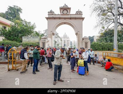 Delhi, Inde, 19th. Mars 2023. Ramakrishna Mission New Dehli distribue gratuitement de la nourriture aux pauvres devant l'Ashram Vivekananda à Paharganj, Delhi, Inde, Sunday19.03.2023. © Juergen Hasenkopf / Alamy Live News Banque D'Images