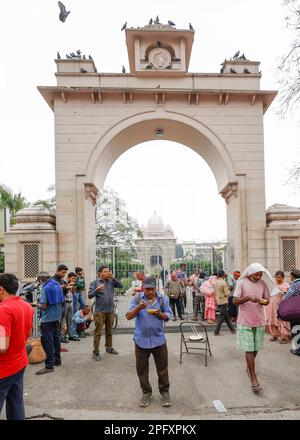 Delhi, Inde, 19th. Mars 2023. Ramakrishna Mission New Dehli distribue gratuitement de la nourriture aux pauvres devant l'Ashram Vivekananda à Paharganj, Delhi, Inde, Sunday19.03.2023. © Juergen Hasenkopf / Alamy Live News Banque D'Images