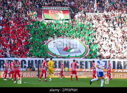 FCA fans dans le match FC AUGSBURG - FC SCHALKE 04 1-1 1.Ligue allemande de football le 18 mars 2023 à Augsburg, Allemagne. Saison 2022/2023, match day 24, 1.Bundesliga, 24.Spieltag © Peter Schatz / Alay Live News - la RÉGLEMENTATION DFL INTERDIT TOUTE UTILISATION DE PHOTOGRAPHIES comme SÉQUENCES D'IMAGES et/ou QUASI-VIDÉO - Banque D'Images