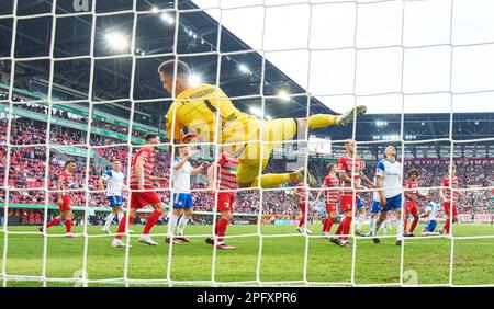 WWK Arena derrière le but, Rafal GIKIEWICZ, gardien de but FCA 1 , mouvement gardien de but dans le match FC AUGSBURG - FC SCHALKE 04 1-1 1.Ligue allemande de football le 18 mars 2023 à Augsburg, Allemagne. Saison 2022/2023, match day 24, 1.Bundesliga, 24.Spieltag © Peter Schatz / Alay Live News - la RÉGLEMENTATION DFL INTERDIT TOUTE UTILISATION DE PHOTOGRAPHIES comme SÉQUENCES D'IMAGES et/ou QUASI-VIDÉO - Banque D'Images