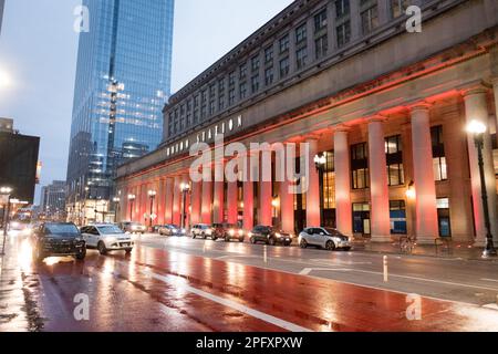 Extérieur de Union Station, Chicago, une soirée humide avec des reflets et des feux rouges Banque D'Images