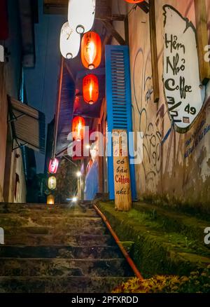 Marches dans une allée la nuit menant à un café à Dalat, Vietnam. Banque D'Images