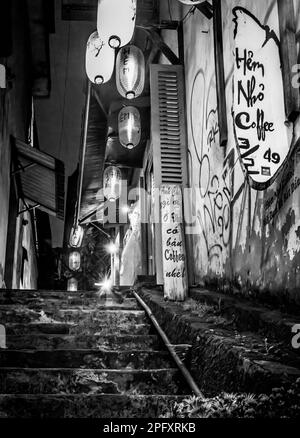 Marches dans une allée la nuit menant à un café à Dalat, Vietnam. Banque D'Images