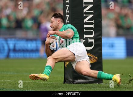 Photo de dossier datée du 25-02-2023 de l'Irlande Hugo Keenan marque la deuxième tentative de leur côté. L'Irlande n'avait pas une foule de stars blessées à Rome, y compris le capitaine Johnny Sexton, et a finalement évité un bouleversement majeur avec une victoire disjointe. Date de publication : samedi 18 mars 2023. Banque D'Images