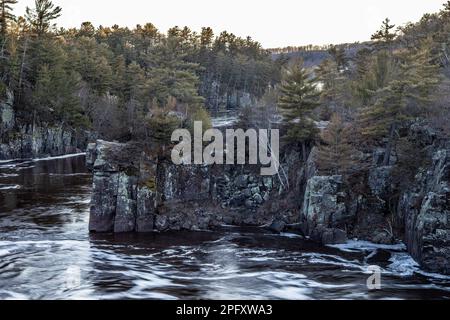 St. Croix River et angle Rock au parc national Interstate à Taylors Falls, Minnesota, États-Unis. Banque D'Images