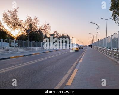 Bagdad, Irak - 28 février 2023 : vue panoramique du pont Al-Aimmah, qui traverse le Tigre reliant les villes D'A'dhamiyyah et de Kadhi Banque D'Images