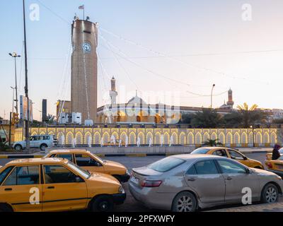 Bagdad, Irak - 28 février 2023 : vue sur la rue paysagère de la mosquée Al-Numan d'Abu Hanifa, nommée d'après l'Imam Abu Hanifa Banque D'Images