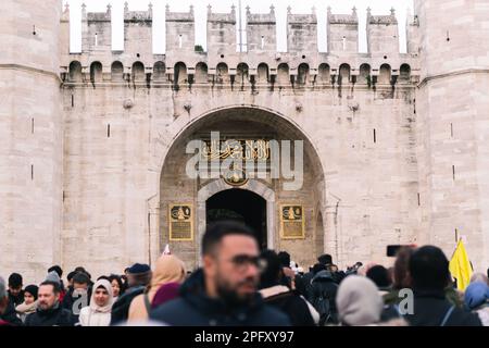 Istanbul, Turquie - VERS MOIS ANNÉE: Les touristes visitent le palais de Topkapi. Banque D'Images