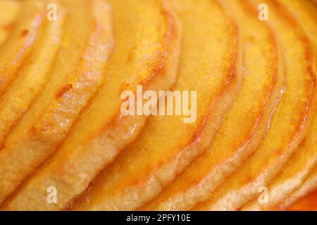 Gros plan de tranches de pomme appétissantes sur un tarte aux pommes Banque D'Images