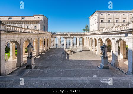 Le merveilleux cloître de l'abbaye de Montecassino le matin ensoleillé, Lazio, Italie. Banque D'Images