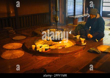 Le Teahouse Amazake-chaya a conservé son charme datant du début de 1600s. L'entrée a toujours le sol dur où les tables en bois et Banque D'Images