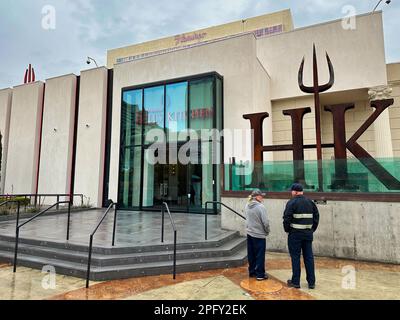 Las Vegas, Nevada - 13 mars 2023 - deux hommes debout à l'extérieur de la cuisine de l'Enfer par Gordon Ramsey sur le Strip de Las Vegas Banque D'Images