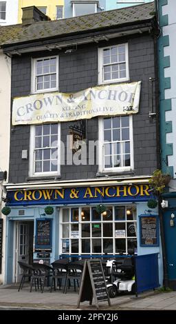 La maison publique Crown & Anchor, The Quay, Brixham, Devon, Angleterre, ROYAUME-UNI. Banque D'Images