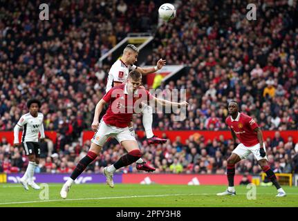 Andreas Pereira de Fulham (à gauche) et Scott McTominay de Manchester United se battent pour le ballon lors du quart de finale de la coupe Emirates FA à Old Trafford, Manchester. Date de la photo: Dimanche 19 mars 2023. Banque D'Images