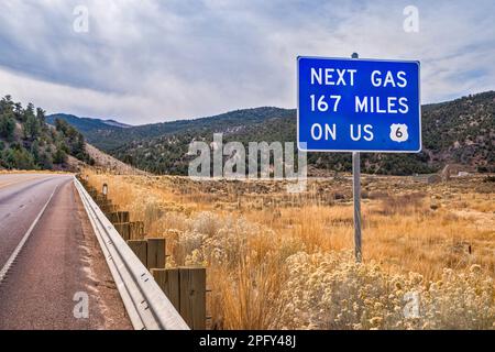 Aucun panneau d'avertissement d'essence disponible sur l'autoroute de la Grande Armée de la République (US 6), rabbitbush, Murry Canyon, Egan Range, près d'Ely, Nevada, États-Unis Banque D'Images