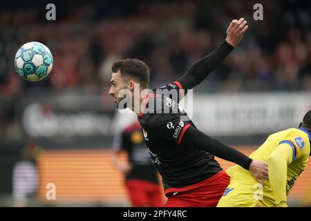 ROTTERDAM - (lr) Nikolas Agrafiotis de sbv Excelsior, Calvin Mac-Intosch de SC Cambuur lors du match de première ligue néerlandais entre sbv Excelsior et SC Cambuur au stade Van Donge & de Roo sur 19 mars 2023 à Rotterdam, pays-Bas. ANP ROY LAZET Banque D'Images