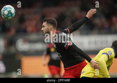 ROTTERDAM - (lr) Nikolas Agrafiotis de sbv Excelsior, Calvin Mac-Intosch de SC Cambuur lors du match de première ligue néerlandais entre sbv Excelsior et SC Cambuur au stade Van Donge & de Roo sur 19 mars 2023 à Rotterdam, pays-Bas. ANP ROY LAZET Banque D'Images