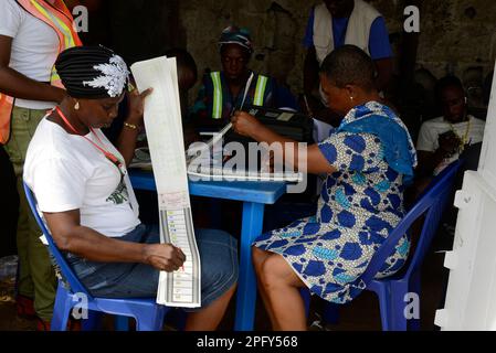 Lagos, Nigeria, 18 mars 2023 agents du Parti règlement sur les bulletins de vote non utilisés résultats au cours de l'Assemblée du gouverneur et de la Chambre d'État de 2023 à Iyana-Ipaja, Lagos, Nigeria, samedi, 18 mars, 2023. Credit: Adekunle Ajayi/Alay Live News Banque D'Images