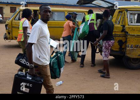 Lagos, Nigeria, 18 mars 2023 les fonctionnaires électoraux retournent le matériel électoral au centre de rassemblement de quartier après le poste de gouverneur et la Chambre d'État de 2023 à Oyewole, Iyana-Ipaja, Lagos, Nigeria, le samedi, 18 mars 2023. Credit: Adekunle Ajayi/Alay Live News Banque D'Images