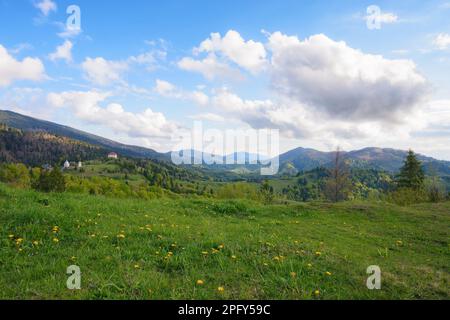 coucher de soleil sur la vallée rurale de montagne. les collines ondulantes et les sommets de montagne offrent une toile de fond étonnante Banque D'Images