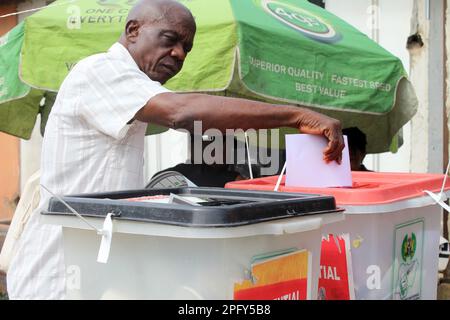 Lagos, Nigeria, 18 mars 2023 Un homme vote samedi, lors du poste de gouverneur et de la Chambre d'État de 2023 dans la région d'Anifowose, Ikeja, Lagos, Nigeria, 18 mars 2023. Credit: Adekunle Ajayi/Alay Live News Banque D'Images