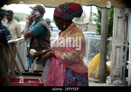 Lagos, Nigéria, 18 mars 2023 Folashade Tinubu-Ojo, fille du Président élu et de Iyaloja-général, vote samedi au poste de gouverneur et à la Chambre d'État de 2023 à Alasa, Ikeja, Lagos, Nigéria, 18 mars 2023. Credit: Adekunle Ajayi/Alay Live News Banque D'Images