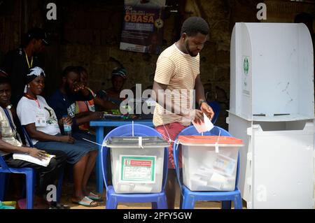 Lagos, Nigeria, 18 mars 2023 Un homme vote lors du poste de gouverneur et de la Chambre d'État de 2023 à Iyana-Ipaja, Lagos, Nigeria, samedi, 18 mars, 2023. Credit: Adekunle Ajayi/Alay Live News Banque D'Images