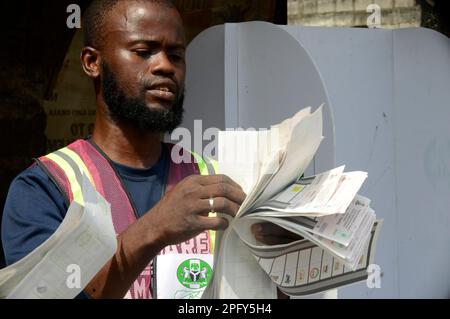 Lagos, Nigeria, 18 mars 2023 le directeur des élections trie les élections au centre de rassemblement de paroisse après le poste de gouverneur et la Chambre d'assemblée d'État de 2023 à Oyewole, Iyana-Ipaja, Lagos, Nigeria, samedi, 18 mars 2023. Credit: Adekunle Ajayi/Alay Live News Banque D'Images