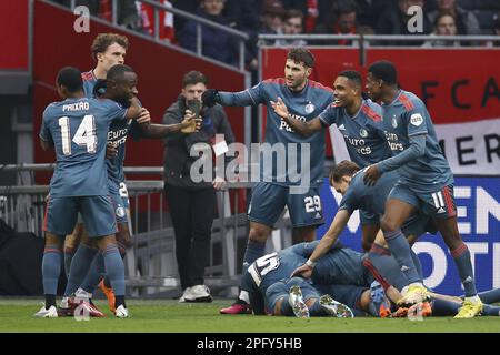 AMSTERDAM - (lr) Igor Paixao de Feyenoord, Lutscharel Geertruida de Feyenoord, Mats Wieffer de Feyenoord, Santiago Gimenez de Feyenoord, Marcos Lopez de Feyenoord, Danilo de Feyenoord, Javairo Dilrosun de Feyenoord célèbre le 2-3 lors du match hollandais entre Ajax Amsterdam et Feyenoord à la Johan Cruijff Arena sur 19 mars 2023 à Amsterdam, pays-Bas. ANP MAURICE VAN STONE Banque D'Images