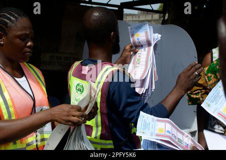 Lagos, Nigéria, 18 mars 2023 les responsables électoraux comptent les résultats des élections au cours de la Conférence du gouverneur et de la Chambre d'État de 2023 à Alausa, Ikeja, Lagos, Nigéria, samedi, 18 mars 2023. Credit: Adekunle Ajayi/Alay Live News Banque D'Images