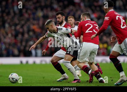 Andreas Pereira de Fulham (à gauche) combat avec Bruno Fernandes (au centre) de Manchester United et Luke Shaw lors du match quart de finale de la coupe Emirates FA à Old Trafford, Manchester. Date de la photo: Dimanche 19 mars 2023. Banque D'Images