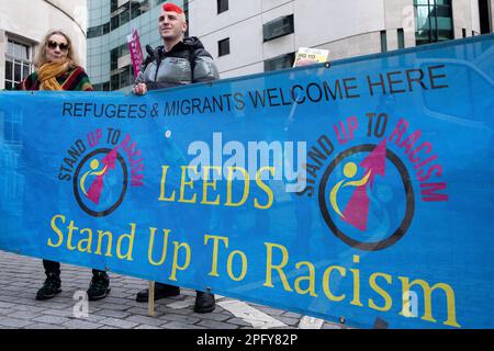 Les militants anti-racistes se réunissent à l'extérieur de la BBC, dans le cadre d'une manifestation "la résistance au racisme" organisée par Stand Up to racisme and the Trades Union Congress (TUC) dans le cadre d'une journée mondiale d'action contre le racisme, le 18 mars 2023 à Londres, au Royaume-Uni. Les orateurs ont exprimé leur colère et leur opposition à la loi controversée sur les migrations illégales du gouvernement. Crédit : Mark Kerrison/Alamy Live News Banque D'Images