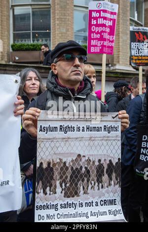 Londres, Royaume-Uni. 18th mars 2023. Les militants anti-racistes se réunissent en tenant des pancartes et des affiches devant la BBC, pour une manifestation de résistance au racisme organisée par Stand Up to racisme et le Congrès de l'Union des métiers (TUC) dans le cadre d'une journée mondiale d'action contre le racisme. Les orateurs ont exprimé leur colère et leur opposition à la loi controversée sur les migrations illégales du gouvernement. Crédit : Mark Kerrison/Alamy Live News Banque D'Images