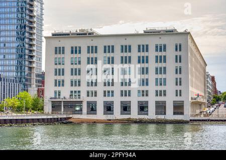 Austin Nichols House, un entrepôt historique conçu par Cass Gilbert sur la rivière East, a été converti en appartements en copropriété en 2010. Banque D'Images