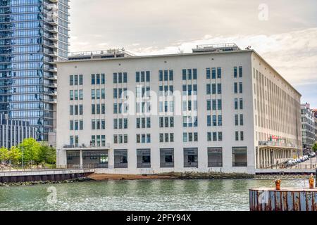 Austin Nichols House, un entrepôt historique conçu par Cass Gilbert sur la rivière East, a été converti en appartements en copropriété en 2010. Banque D'Images