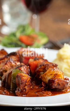 viande grillée sur brochettes avec purée de pommes de terre Banque D'Images