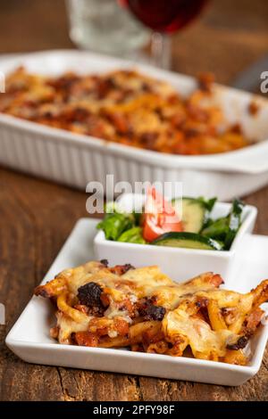 rigatoni al forno sur bois Banque D'Images